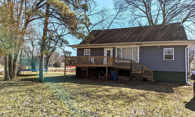 East Moline House | Peaceful 4-bedroom house, sleeps 9, with WiFi and AC in East Moline