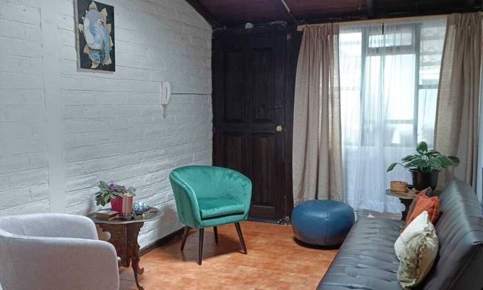 Quito Cottage | Inviting City Cottage for 4 Near Central Quito with Free Parking