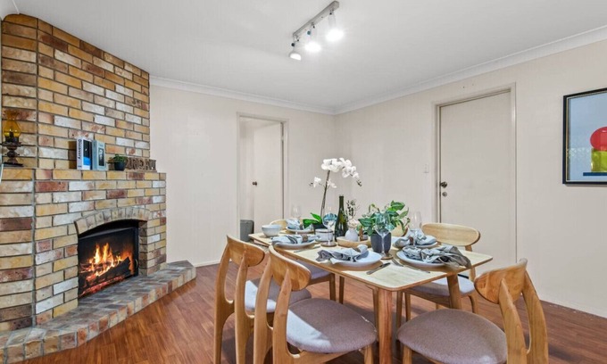 Sunnybank House | Peaceful 4BR at Sunnybank CBD w/2Parking/Yard/Mall