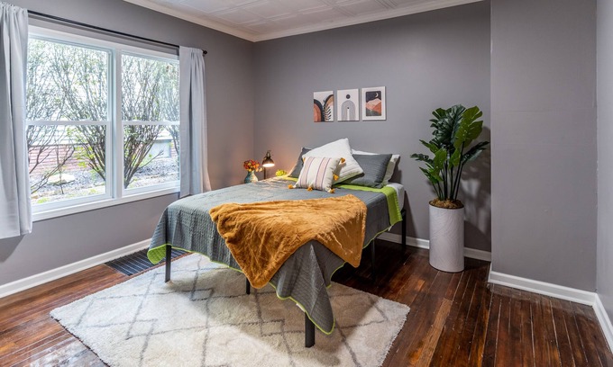 Evansville House | Beautiful River View Hotel with Pet-Friendly Amenities