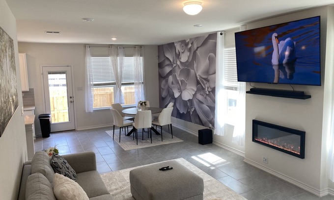 Wetmore House | Ideal Family Retreat in the Heart of the City!