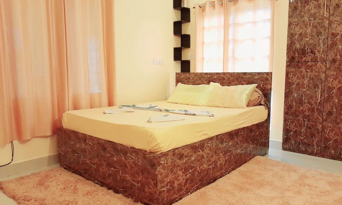 Kolkata Bed & Breakfast | Serene Room in Elegant Apartment, Perfect for Families