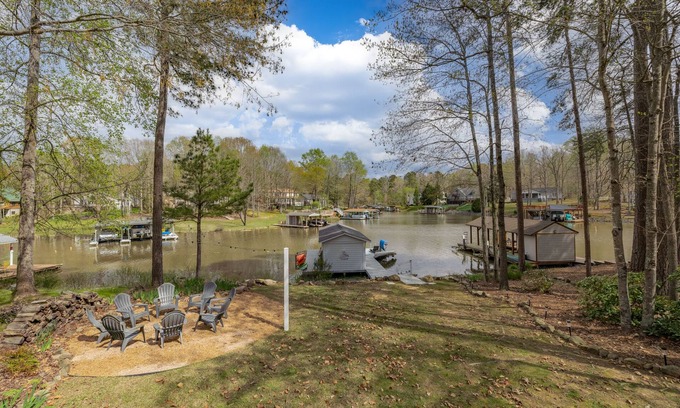 Henrico House | Tranquil Family Escape: 3BR Waterfront Retreat at Lake Gaston