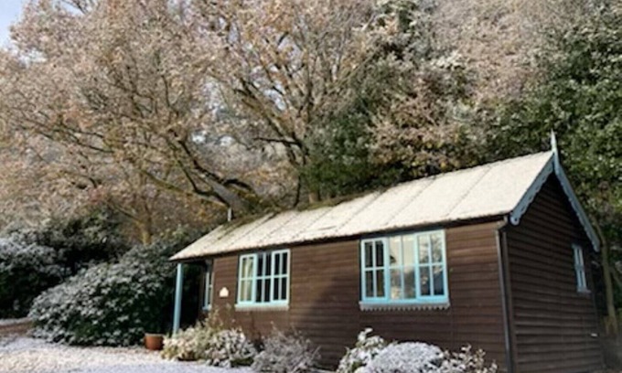 Greenham House | Serene Retreat with Kitchen & Pet-Friendly Options