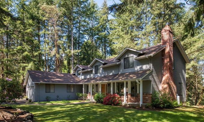 Gig Harbor House | Tranquil Gig Harbor Retreat with Oceanfront Pool & Spa