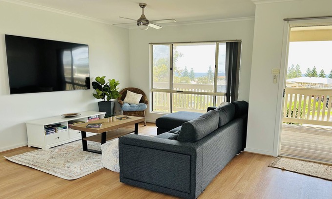 Moana House | Serene Oceanfront Retreat: Family & Pet Friendly Oasis