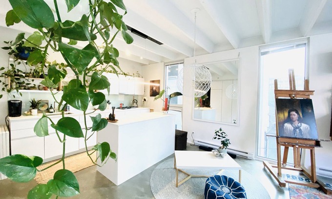 Chinatown Condo | Artistic Garden Loft in Vibrant Vancouver Chinatown