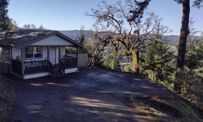 Benbow House | Tranquil Benbow Escape: Pet-Friendly Family Getaway