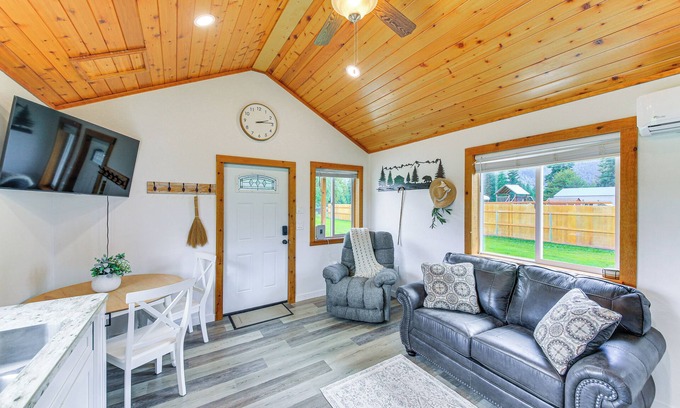 Bonners Ferry Cabin | Peaceful Bonners Ferry Cabin w/Deck & Mtn Views!
