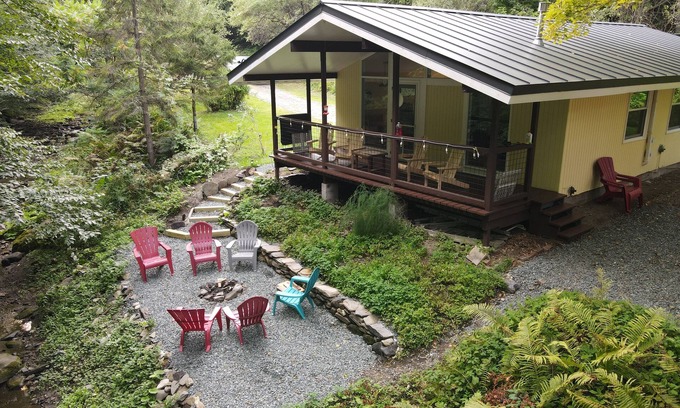 North Pomfret House | Serene Brookside Cottage in North Pomfret - Guest Rated 9.8