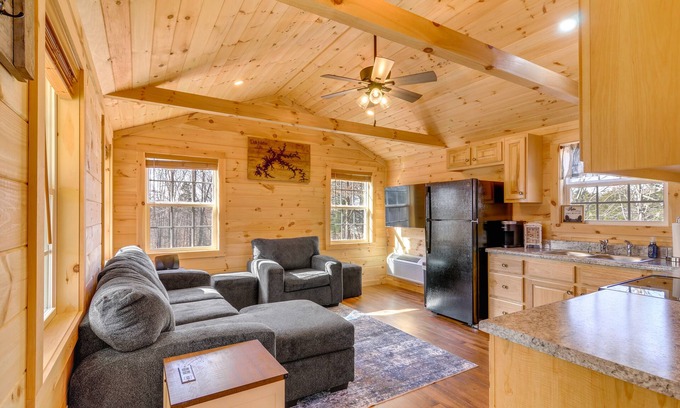 Albany Cabin | Tranquil Cabin 2 Mi from Dale Hollow Lake with Spa & Breakfast