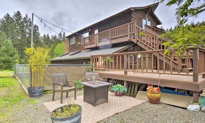 Adelma Beach Cabin | Tranquil Cabin Stay on Horse Farm, Near Town & Great Amenities
