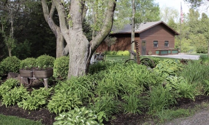 Yutan House | Tranquil Cabin Retreat with River Access and Family Amenities