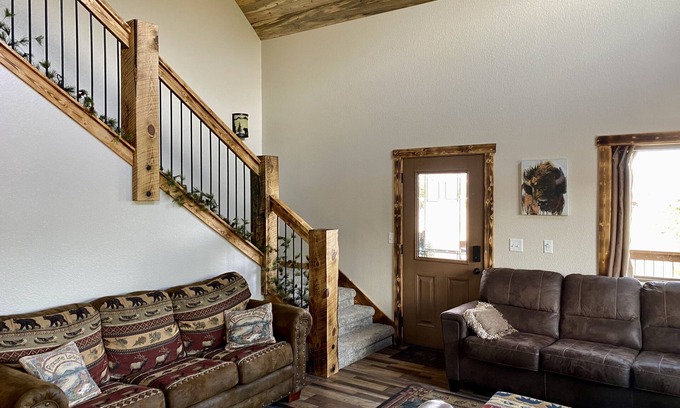 Custer Cabin | Serene Cabin with Loft and Scenic Views of the Needles