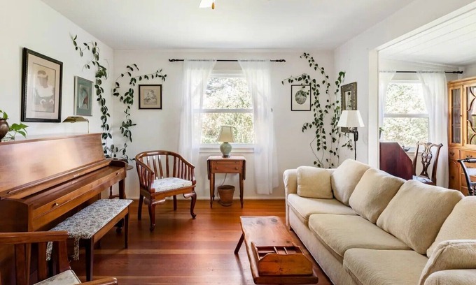Graton House | Serene Cottage Retreat in Wine Country with Spa and Hot Tub