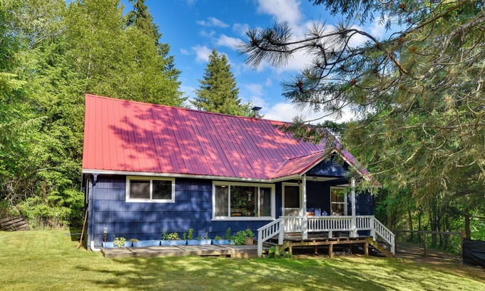 Kelso - Longview House | Chic Oasis with Fire Pit, Grill & Pet-Friendly Comfort