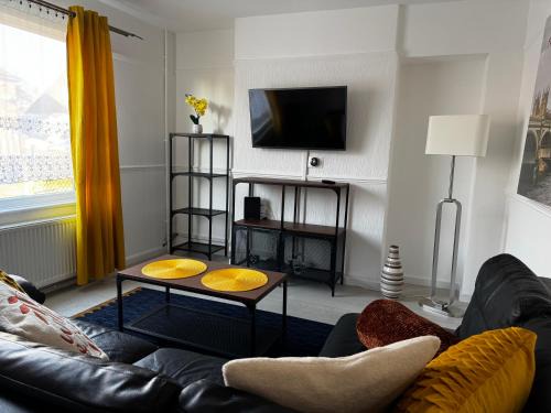 Nottingham House | Peaceful & Convenient For business Trip & Families holiday & working proffesional-long term deals available , M1 J25-10Min , WI-Fi 500Mb , Netflix , Secure Huge Private garden with 6 cars parking space , Fully equiped kitchen , Few local shops near by