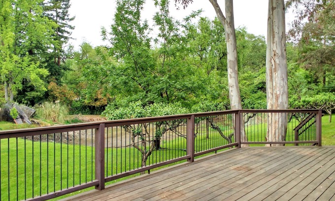 Newcastle Cottage | Tranquil Cottage in Newcastle with Lake View and Pool