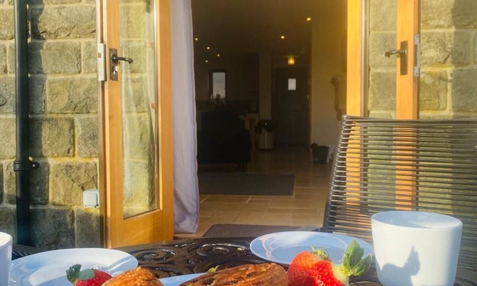 Litton Cottage | Tranquil Cottage Retreat in Peak District with Breakfast