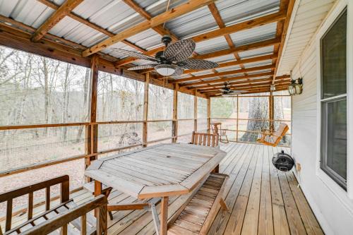 McKinnon House | Tranquil Cottage with Yard Just 2 Miles from Kentucky Lake