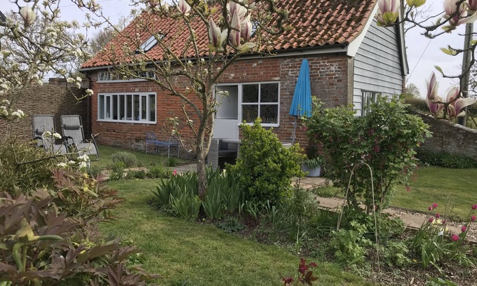 Saxmundham Cottage | Serene Country Cottage for Two in Suffolk with Breakfast