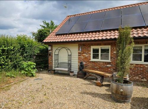 Beccles House | Pet-Friendly Suffolk Fieldview Country Cottage - Rated 9/10
