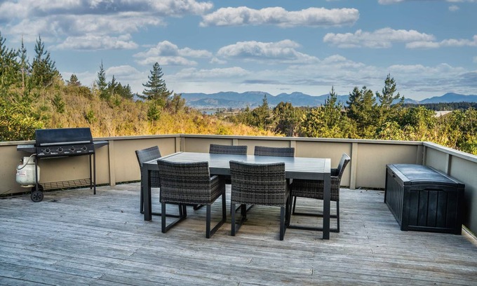 Upper Moutere House | Tranquil Country Retreat with Breathtaking Views near Mapua