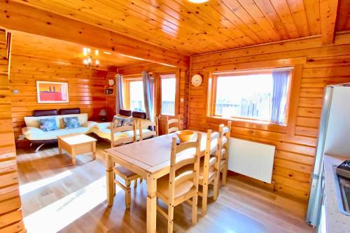 Liverton Apartment | Tranquil Cowslip Lodge: A 4-Star Oceanfront Haven