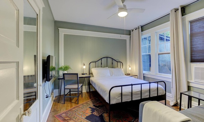 Central Midtown Apartment | Tranquil Retreat in Prime Midtown Location, Guest Rated 9.8