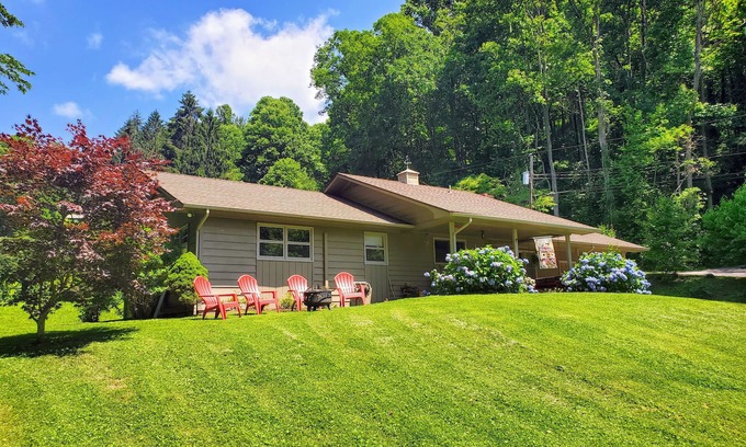 Waynesville House | Discover Mountain Views from a Creekside Cottage Retreat!