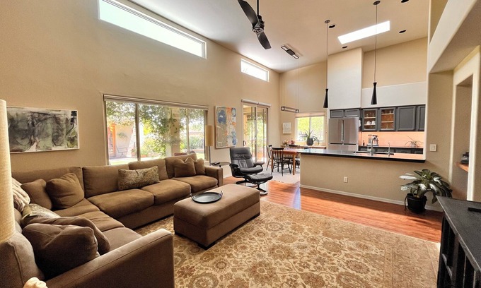 Madera Reserve House | Tranquil Desert Retreat with Breakfast and Pet-Friendly Options
