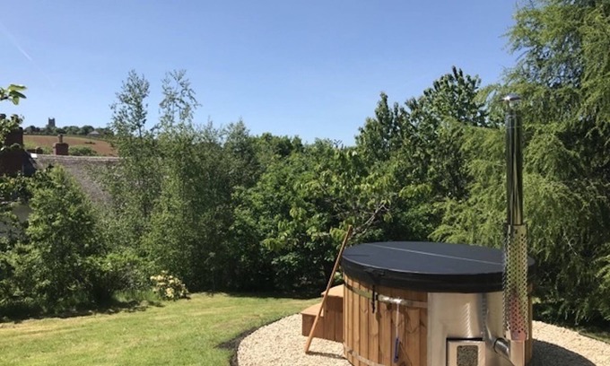 Crediton House | Tranquil Devon Retreat with Hot Tub & Nearby Taverns