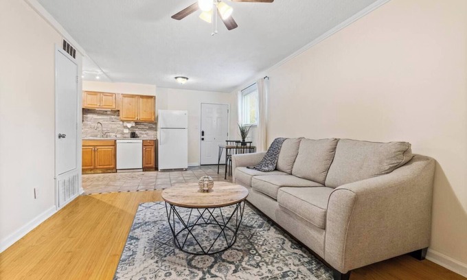 East MLK Apartment | Peaceful duplex in a wooded area ,backs up to a tranquil creek near Mueller