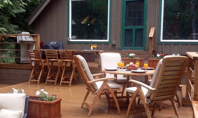 Rhododendron Ski Chalet | Eclectic Cabin Retreat with Hot Tub & Pet-Friendly Perks