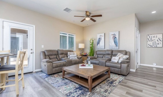 Ridgecrest House | New 4 Bedroom Retreat with Kitchen and Breakfast Included