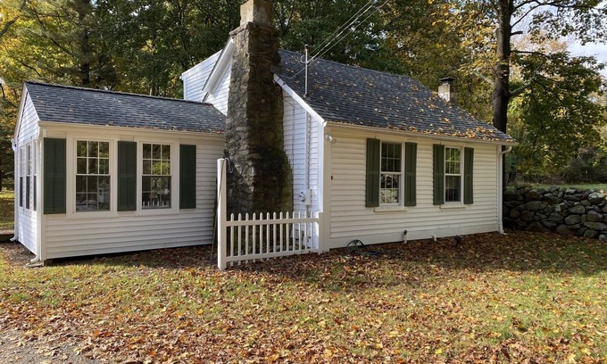 East Greenwich Cottage | Idyllic Getaway - Cozy Cottage at Honey Rock Farm