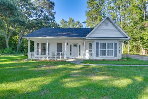 Fairhope House | Tranquil Fairhope Cottage with Child-Friendly Amenities