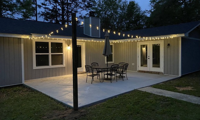 Fairhope House | Tranquil Fairhope Retreat: Relaxing Home with Spa & Breakfast