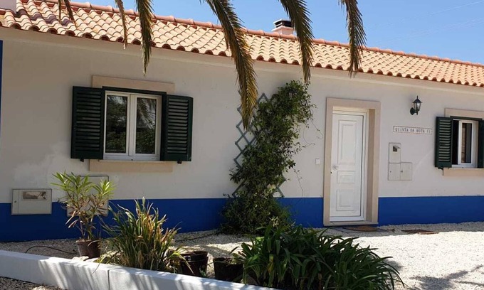 Mouraria Cottage | Tranquil Family Retreat with Pool, Steps from the Beach