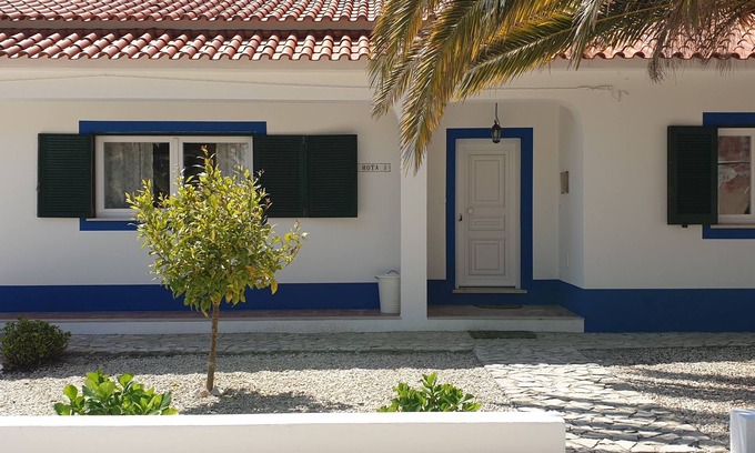 Mouraria Cottage | Tranquil Family Getaway with Pool, Steps from the Beach