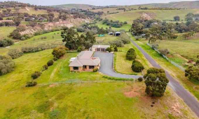 Melbourne House | Serene Farmhouse Retreat Near Bacchus Marsh Town