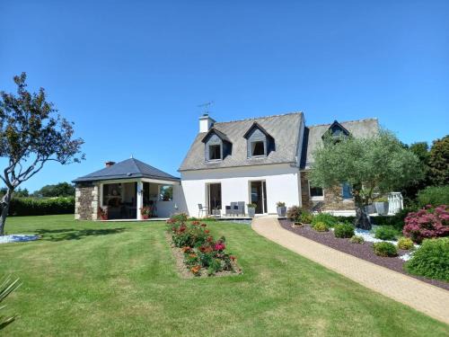 Epiniac House | Cozy Holiday Home in Epiniac with Garden and Pet-Friendly Amenities