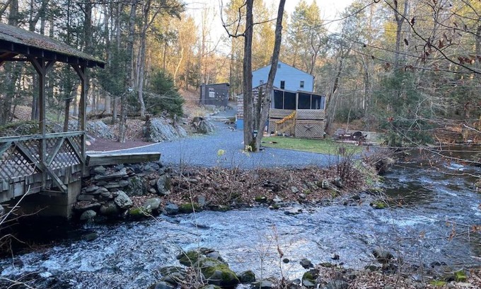 East Stroudsburg House | Tranquil Island Creek Cottage: 4-Star Oceanfront Escape