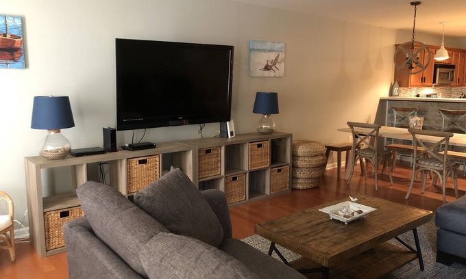 Lake Geneva Condo | Tranquil Matterhorn Villa in Geneva with Pool & Kitchen