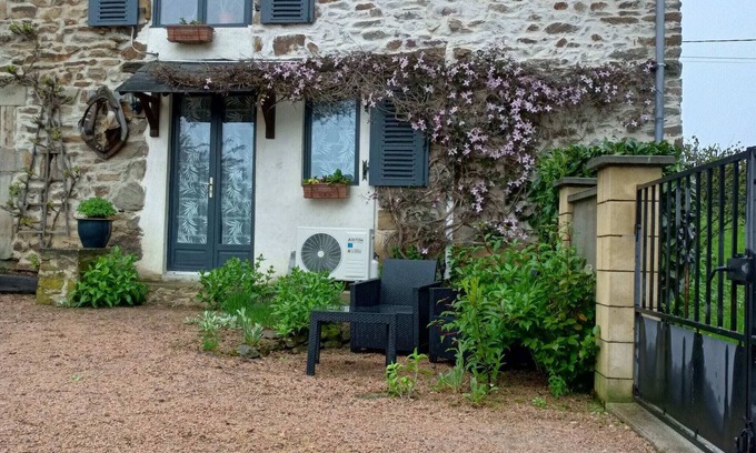Teilhet House | Cozy Auvergne Cottage with Breakfast & Child-Friendly Amenities