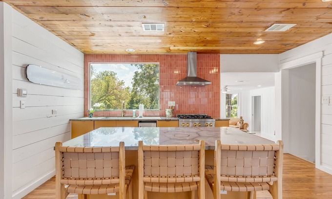 Martindale House | Peaceful Historic Luxury on the River, 4/2 w/ watercrafts, fine finishes