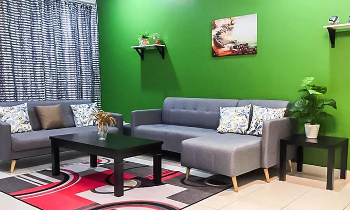 Kempas House | Ideal Family Retreat 4 BR Near Paradigm Mall & Highways