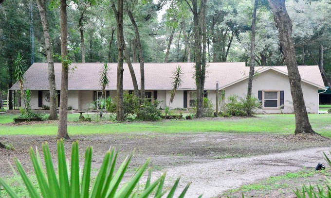Fellowship House | Serene Getaway Near WEC and HITS with Private Pool