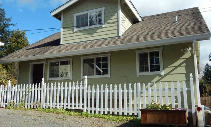 Sebastopol House | Tranquil Escape with Pool & Ocean View Near Transit