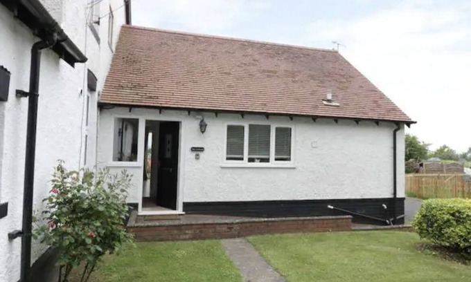 Grendon Cottage | Serene Village Cottage: Child-Friendly Retreat Awaits You
